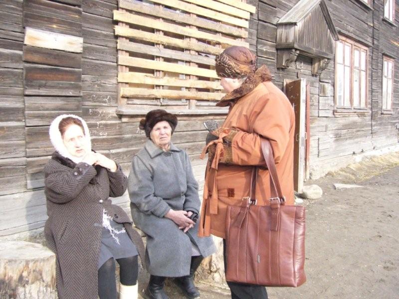 Pomortseva écoute la plainte de deux locataires, des rapatriées d'Ouzbékistan.